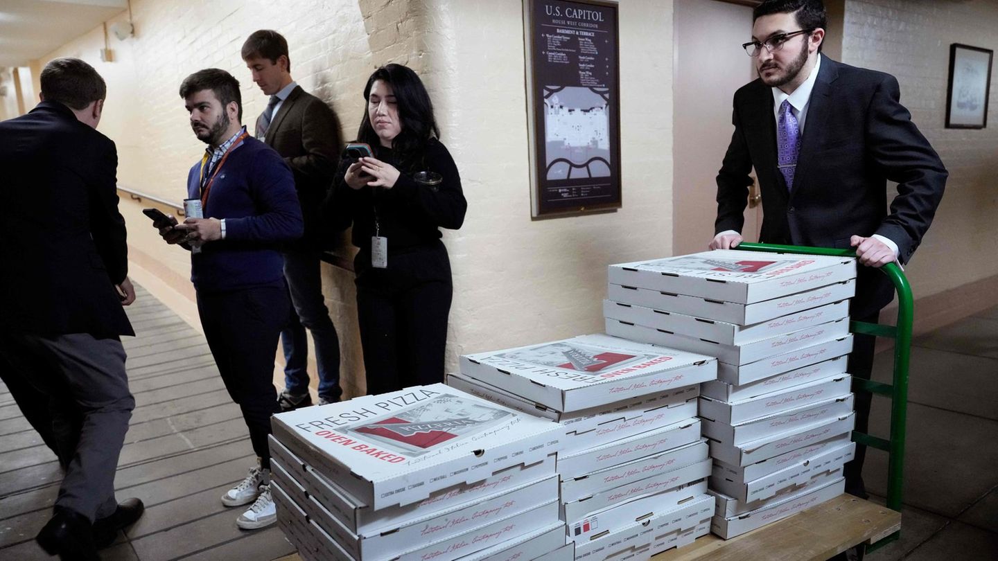 Nervennahrung für die Chaostruppe. Die Fraktion der US-Republikaner bekommt eine Ladung Pizza geliefert.