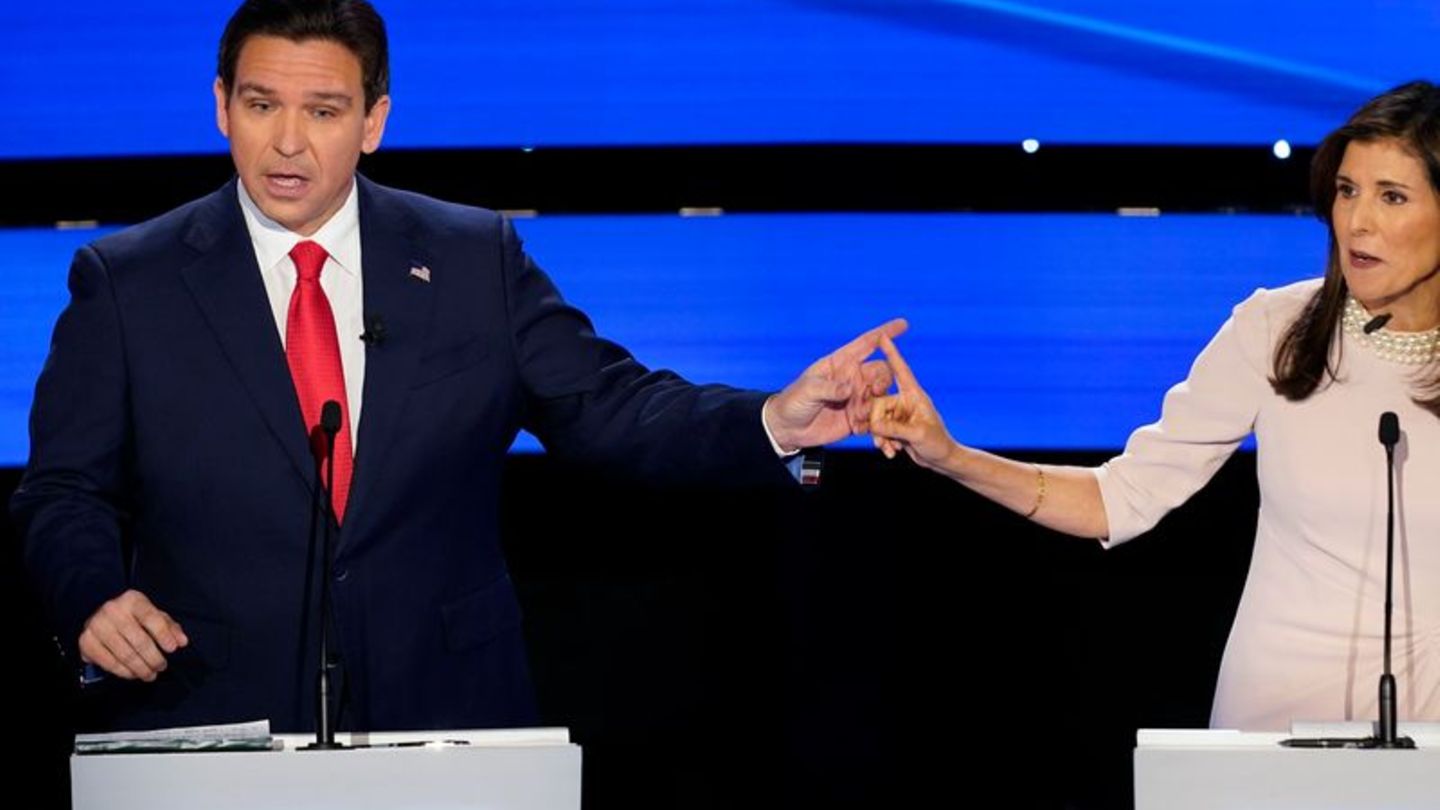 Zank und Streit auf der Bühne: Ron DeSantis und Nikki Haley bei der Debatte in Des Moines. Foto: Andrew Harnik/AP