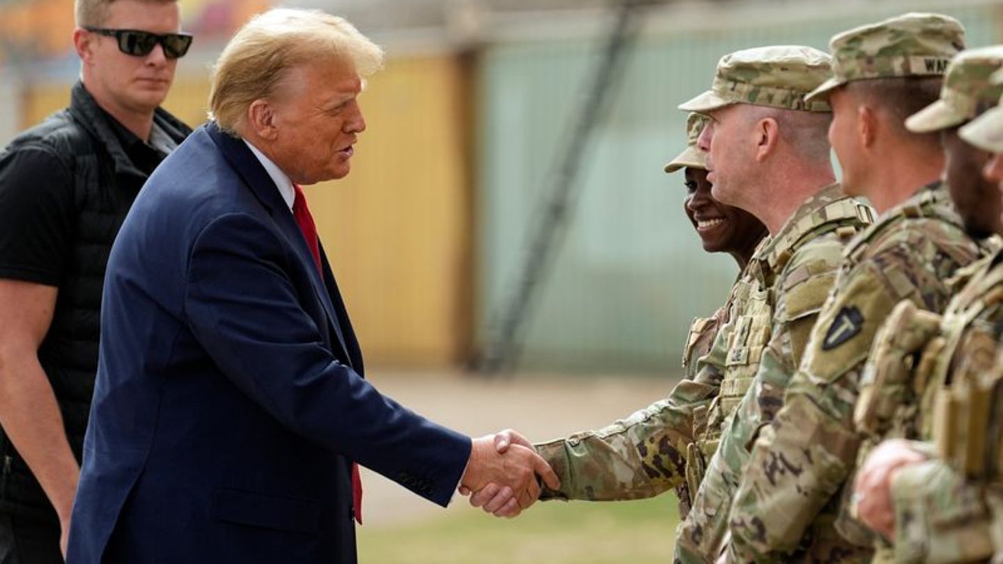 Donald Trump warf Biden bei seinem Besuch im Bundesstaat Texas Totalversagen bei der Migrationspolitik vor. Foto: Eric Gay/AP