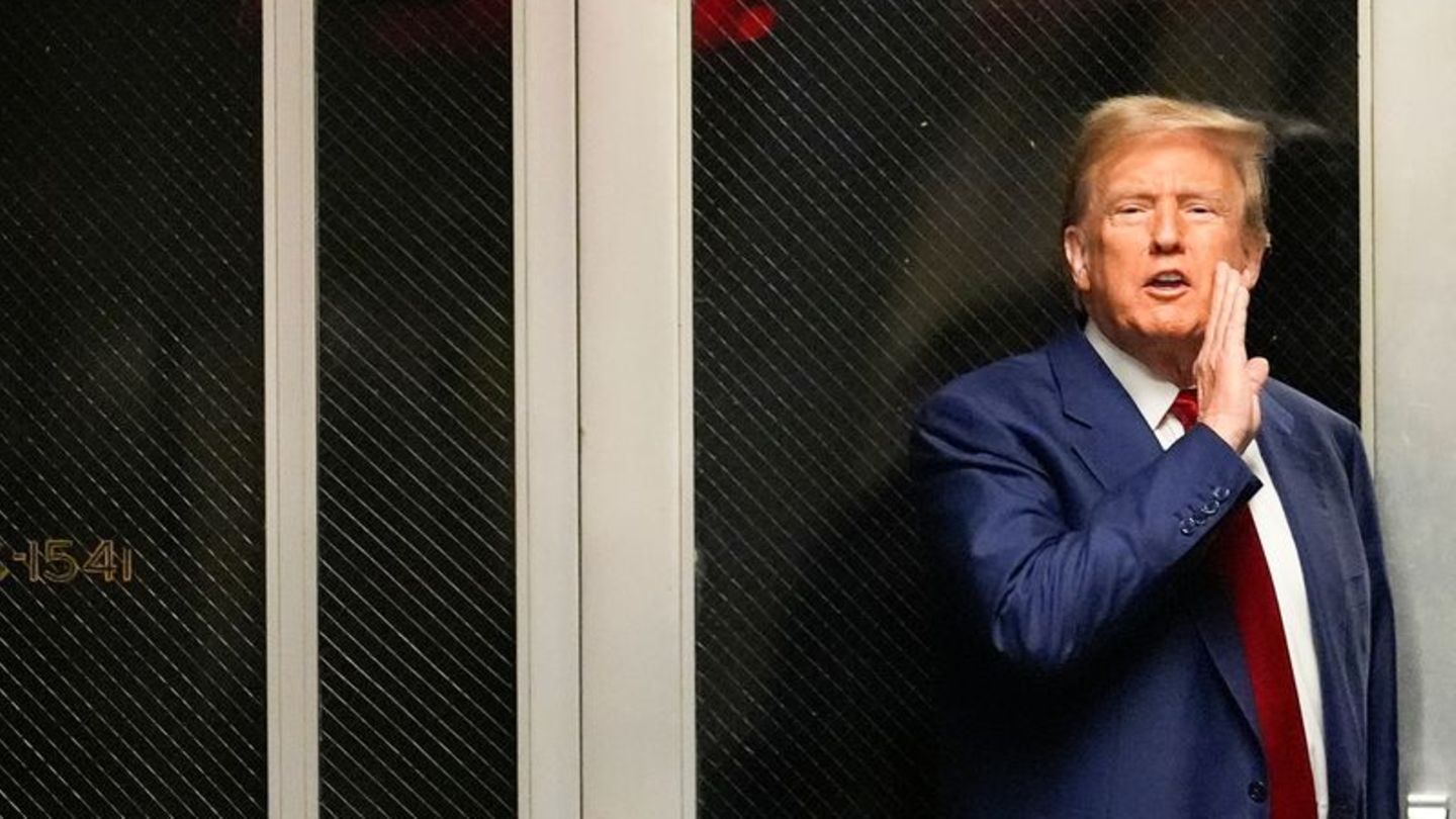 Donald Trump ist in dem Schweigegeld-Verfahren unter anderem wegen Fälschung von Geschäftsunterlagen angeklagt. Foto: Mary Altaf