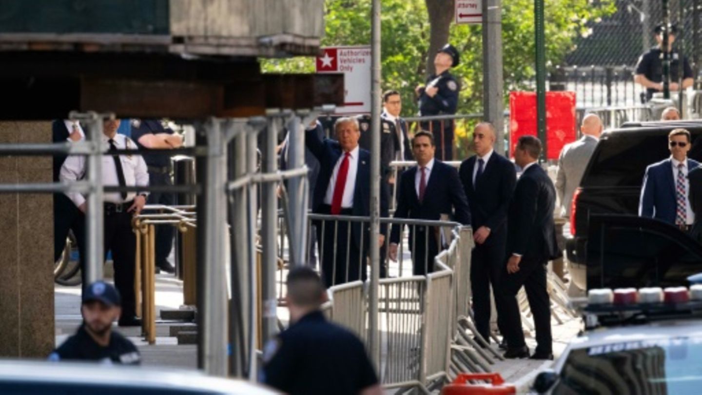 Donald Trump (hinten Mitte) bei seiner Ankunft bei Gericht