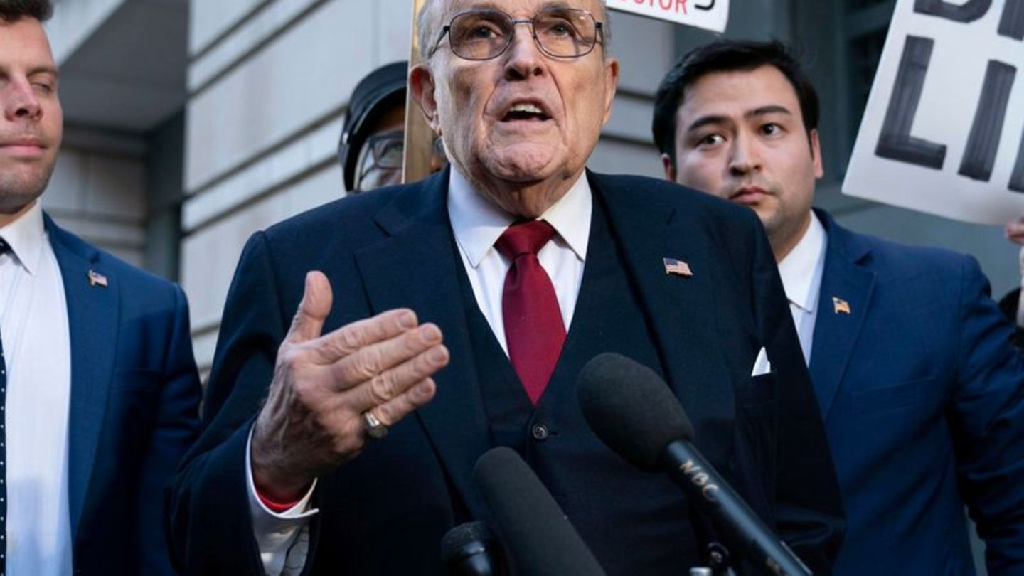 Donald Trumps Ex-Anwalt Rudy Giuliani muss sich unter anderem wegen Verschwörung und Betrug vor Gericht verantworten. Foto: Jose