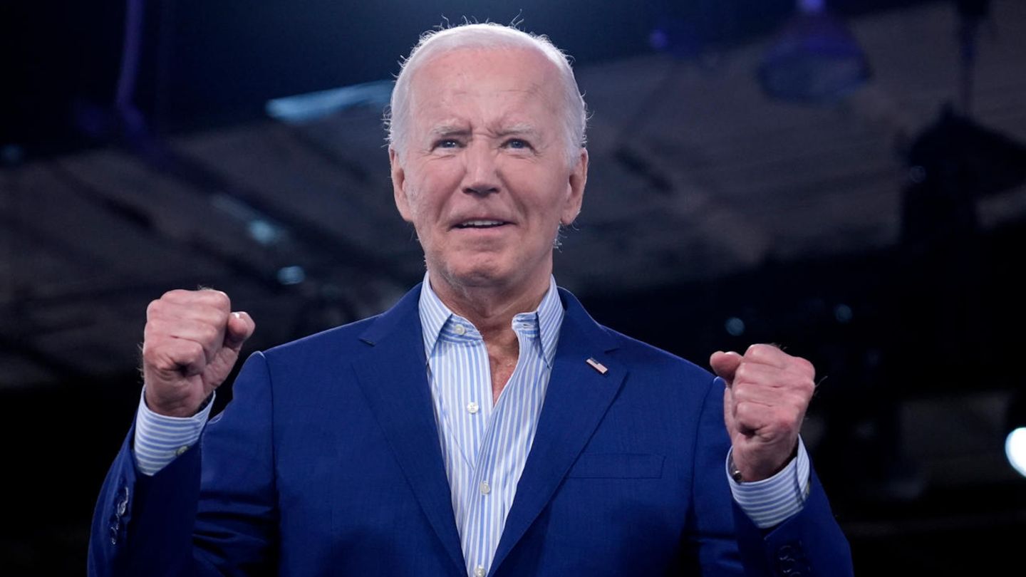 US-Präsident Joe Biden betritt die Bühne in Raleigh, USA, für einen Wahlkampfauftritt