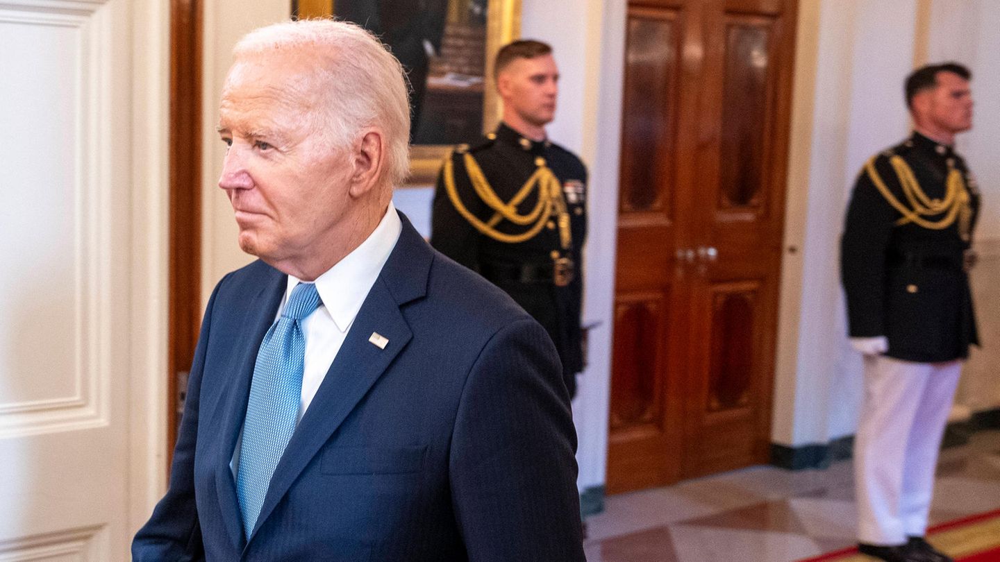 Joe Biden läuft auf dem Flur