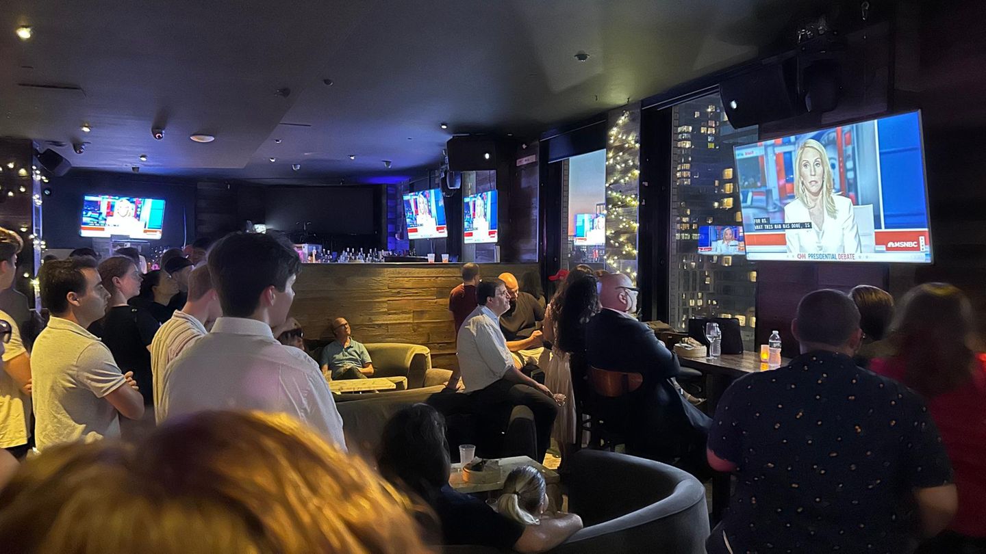 Die Bar 230 5th Avenue – hier verfolgen vor allem demokratische Anhänger den Auftritt von Joe Biden