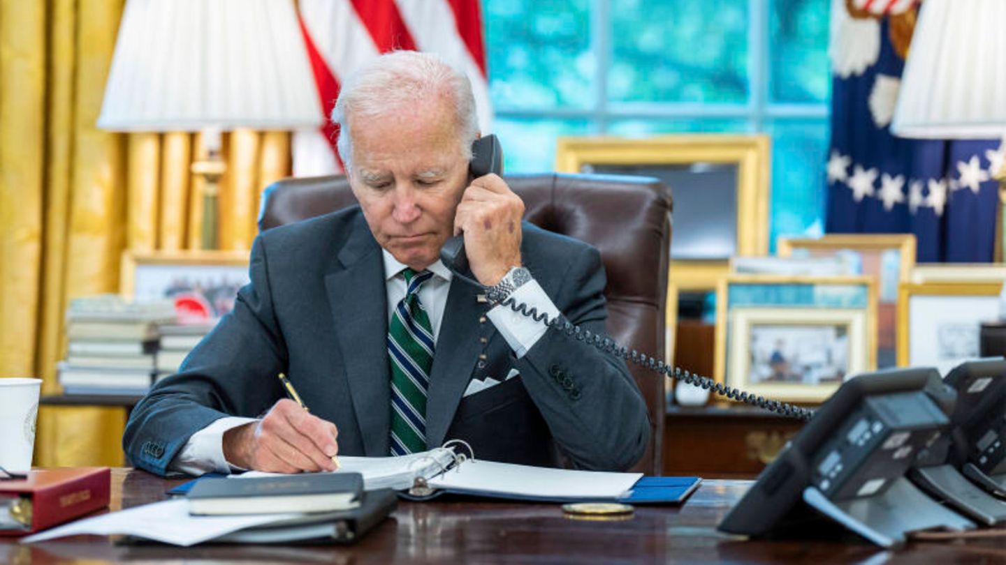 Joe Biden am Telefon