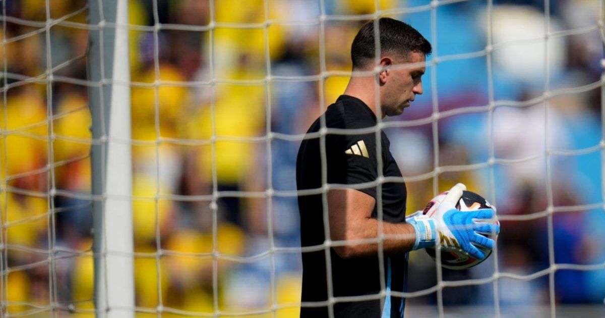 Cameraman confesses to assault by Argentina's goalkeeper