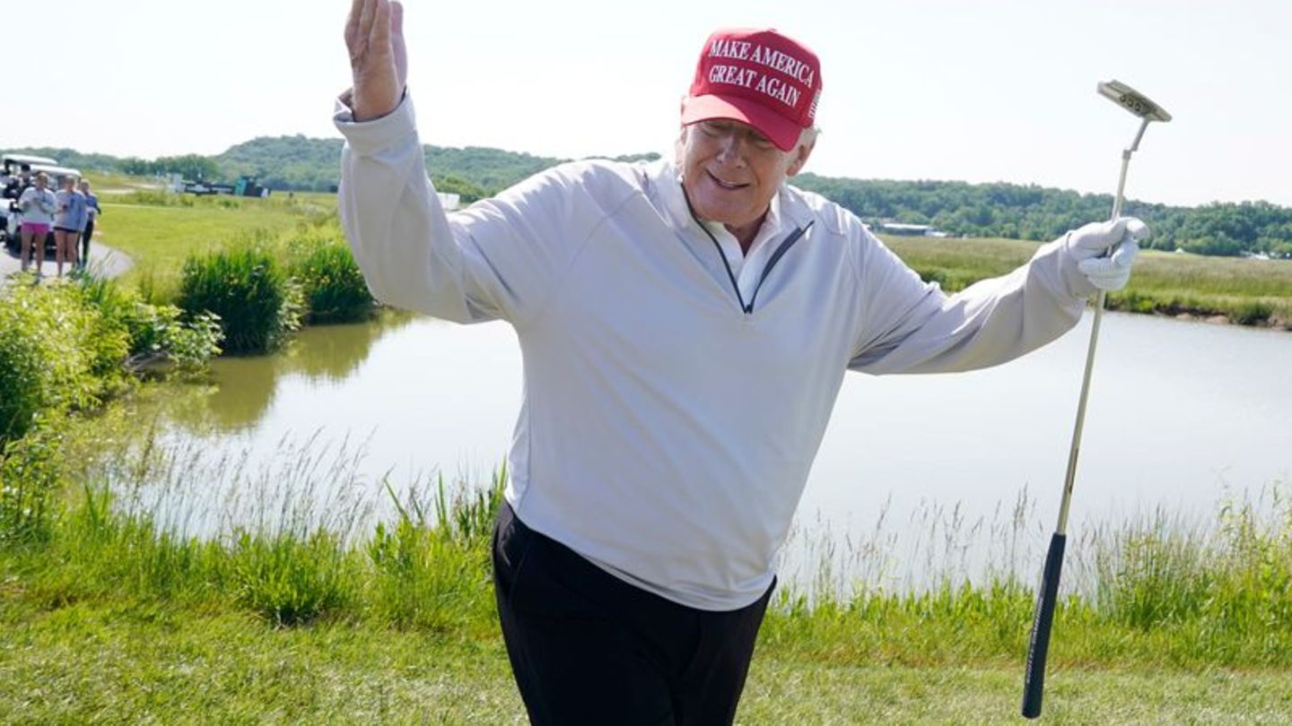 Trump spielt am Wochenende häufiger Golf in einem seiner Clubs. (Archivbild) Foto: Alex Brandon/AP/dpa