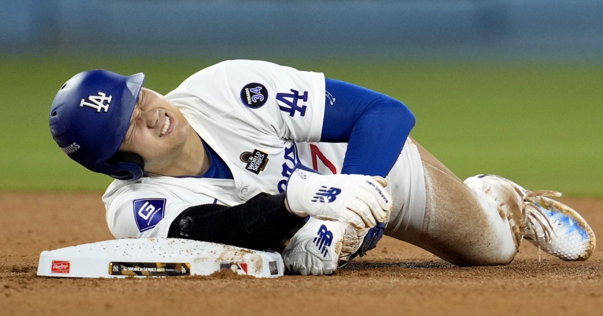 Dodgers star Shohei Ohtani suffers shoulder injury in Game 2 of World Series