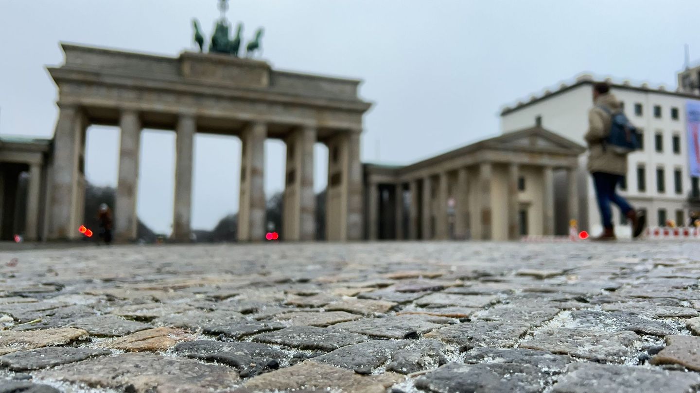 Am Brandenburger Tor werden für Samstagnachmittag Demonstranten für ein "Lichtermeer" erwartet. (Archivfoto) Foto: Sebastian Gol