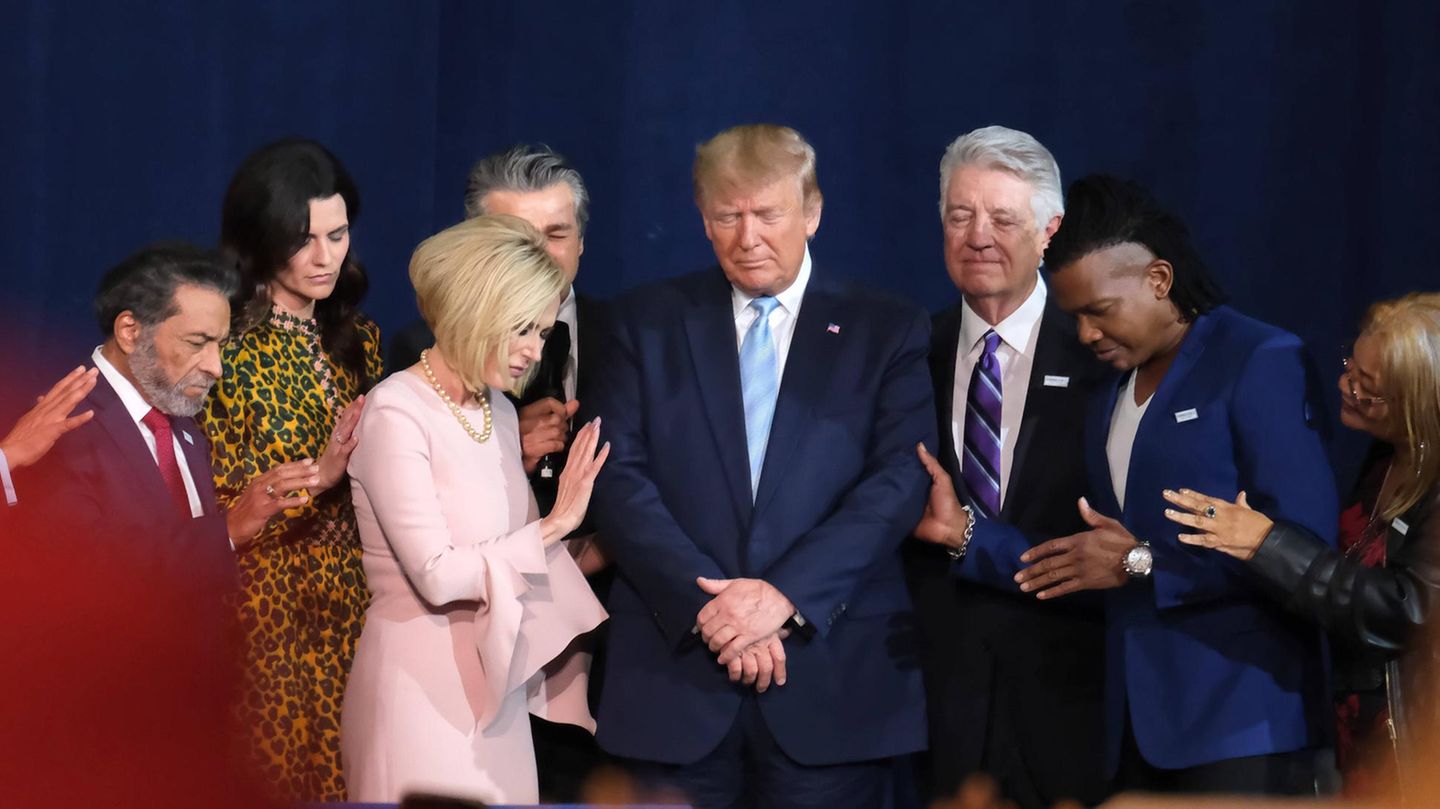Donald Trump betet