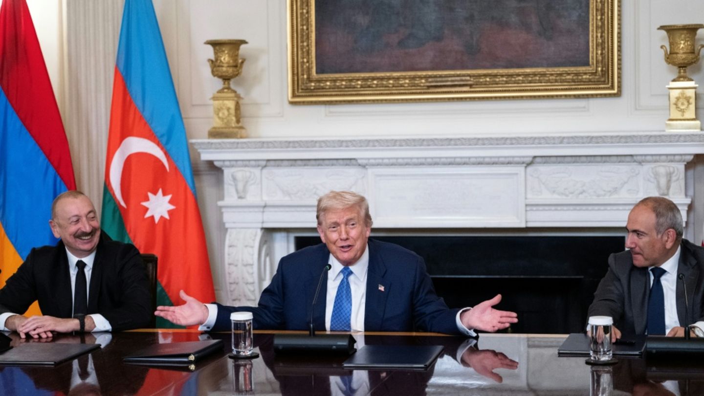 Trump mit Alijew (l) und Paschinjan (r)