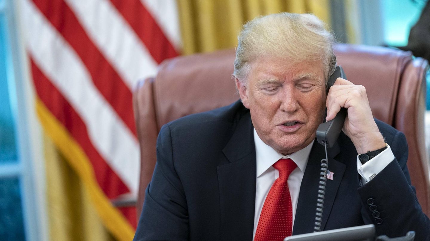 Donald Trump bei einem Telefonat: "'Ich würde Sie gerne einladen, in einem meiner wunderschönen Häuser zu übernachten"