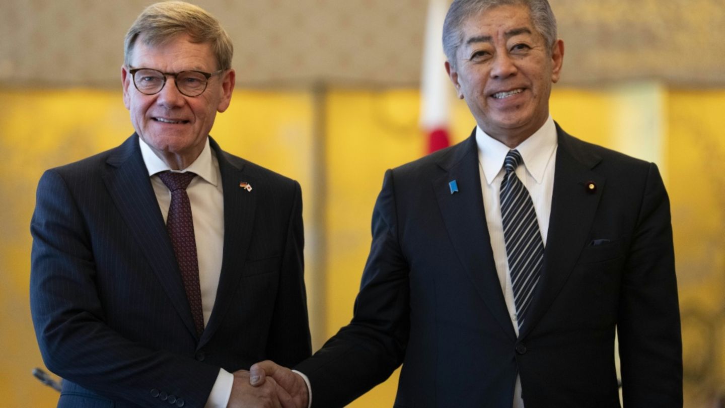 Wadephul (l.) und Iwaya in Tokio