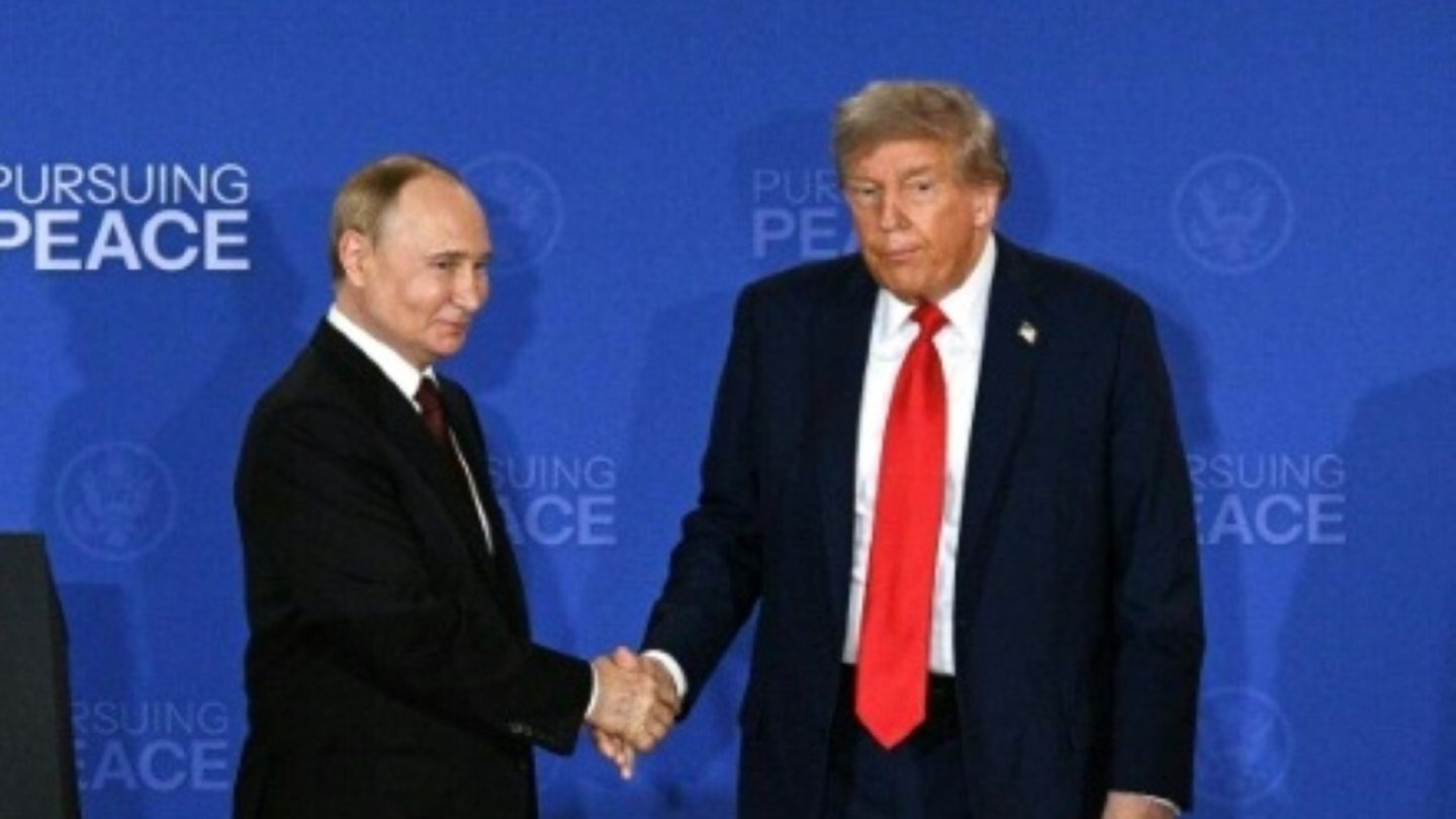 Wladimir Putin (links) und Donald Trump in Alaska