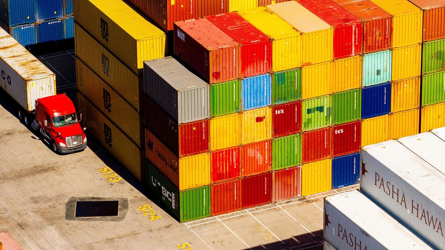 Frachtcontainer stapeln sich auf einem Verladeterminal im Hafen von Oakland