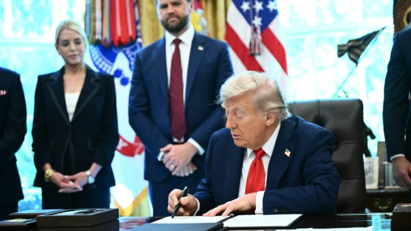 Trump beim Unterzeichnen von Dekreten