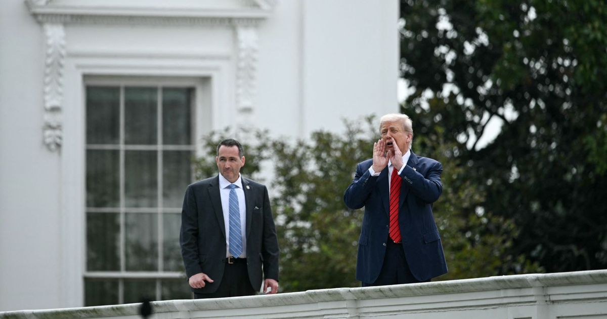 Trump climbs to the roof of the White House and jokes with journalists