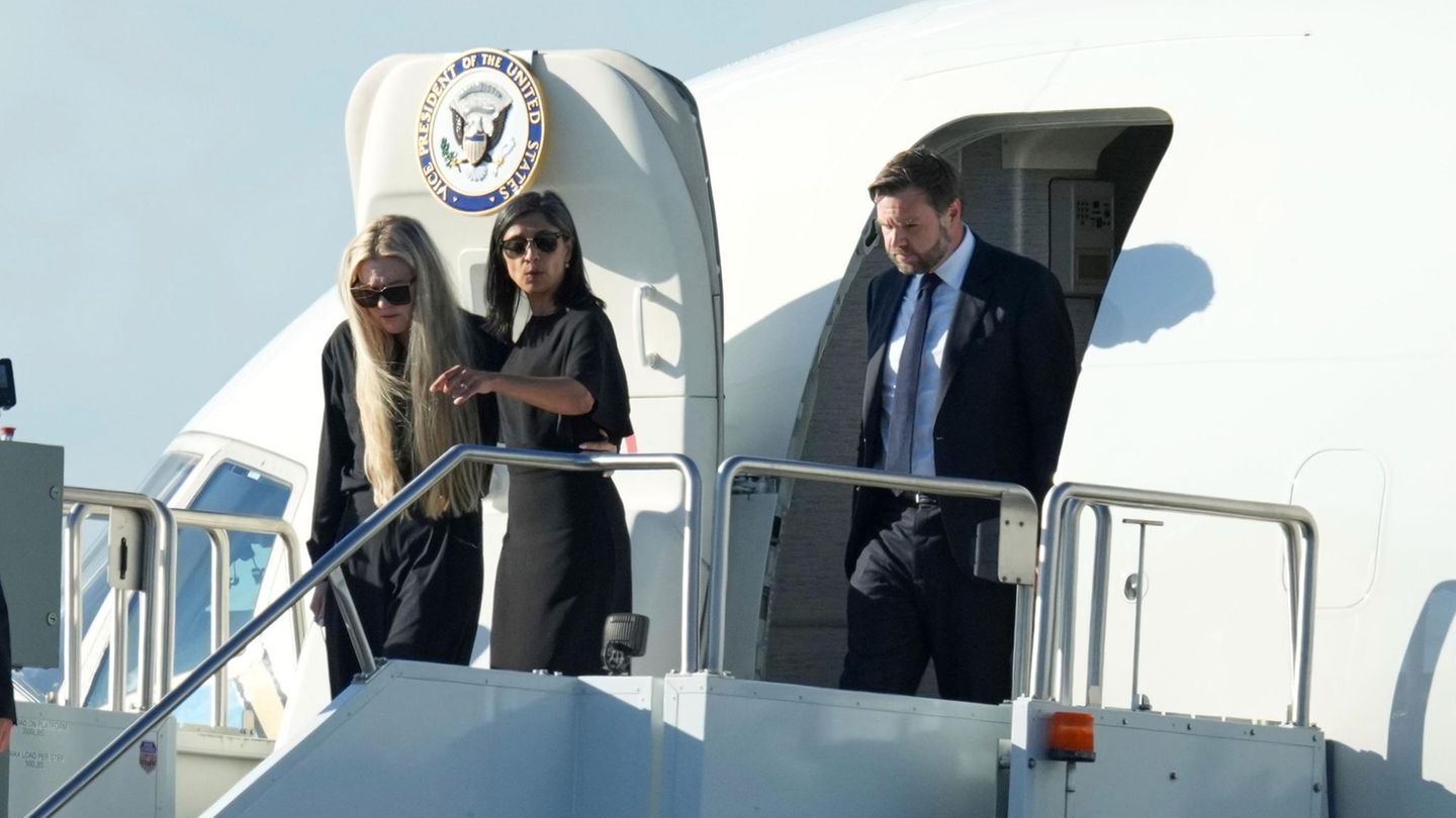Erika Kirk, Witwe von Charlie Kirk, verlässt mit Usha Vance und JD Vance die Air Force Two
