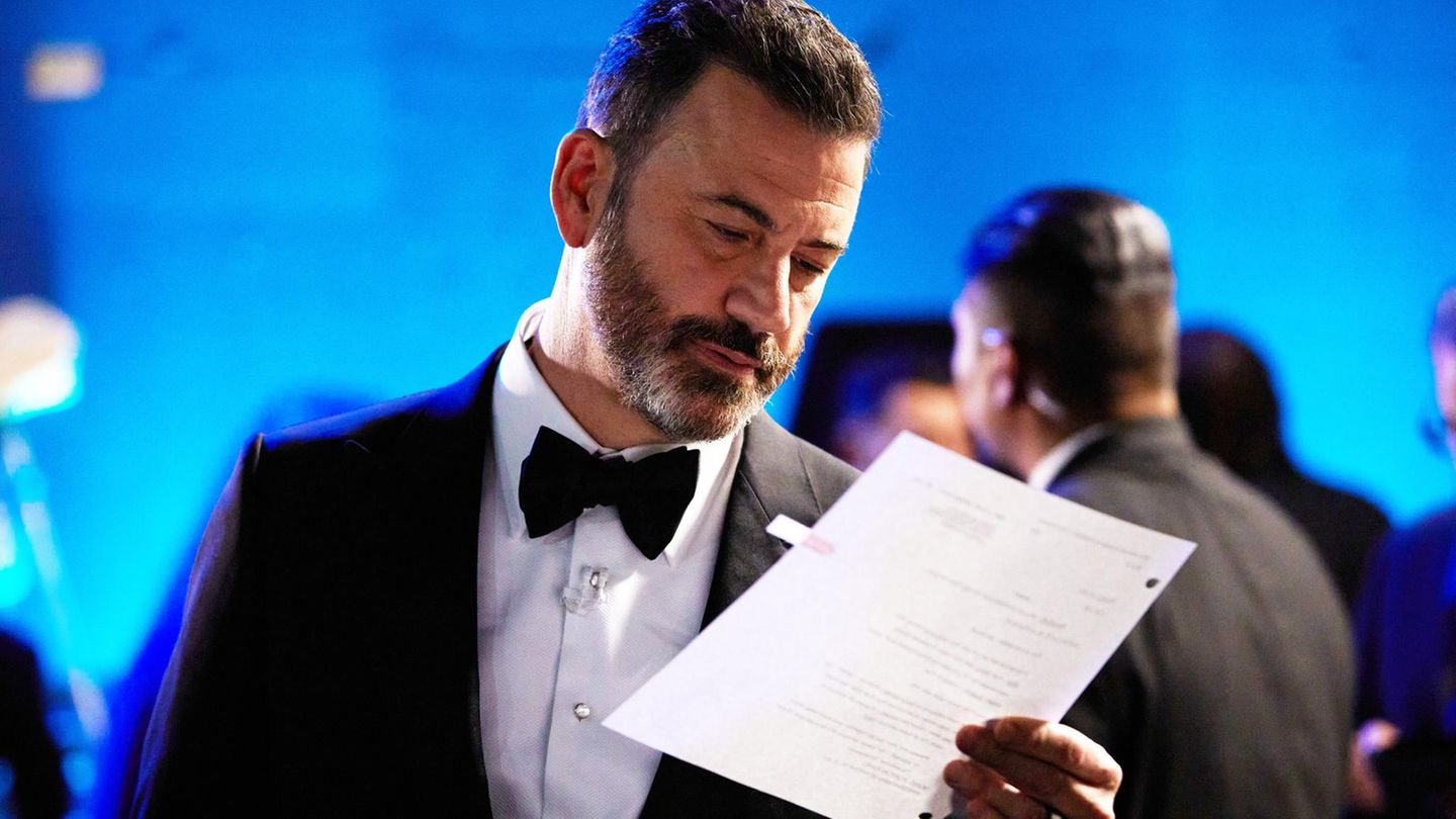 Discontinued Jimmy-Kimmel-Show

                     "They pulled the plug when the studio audience wanted to come in"