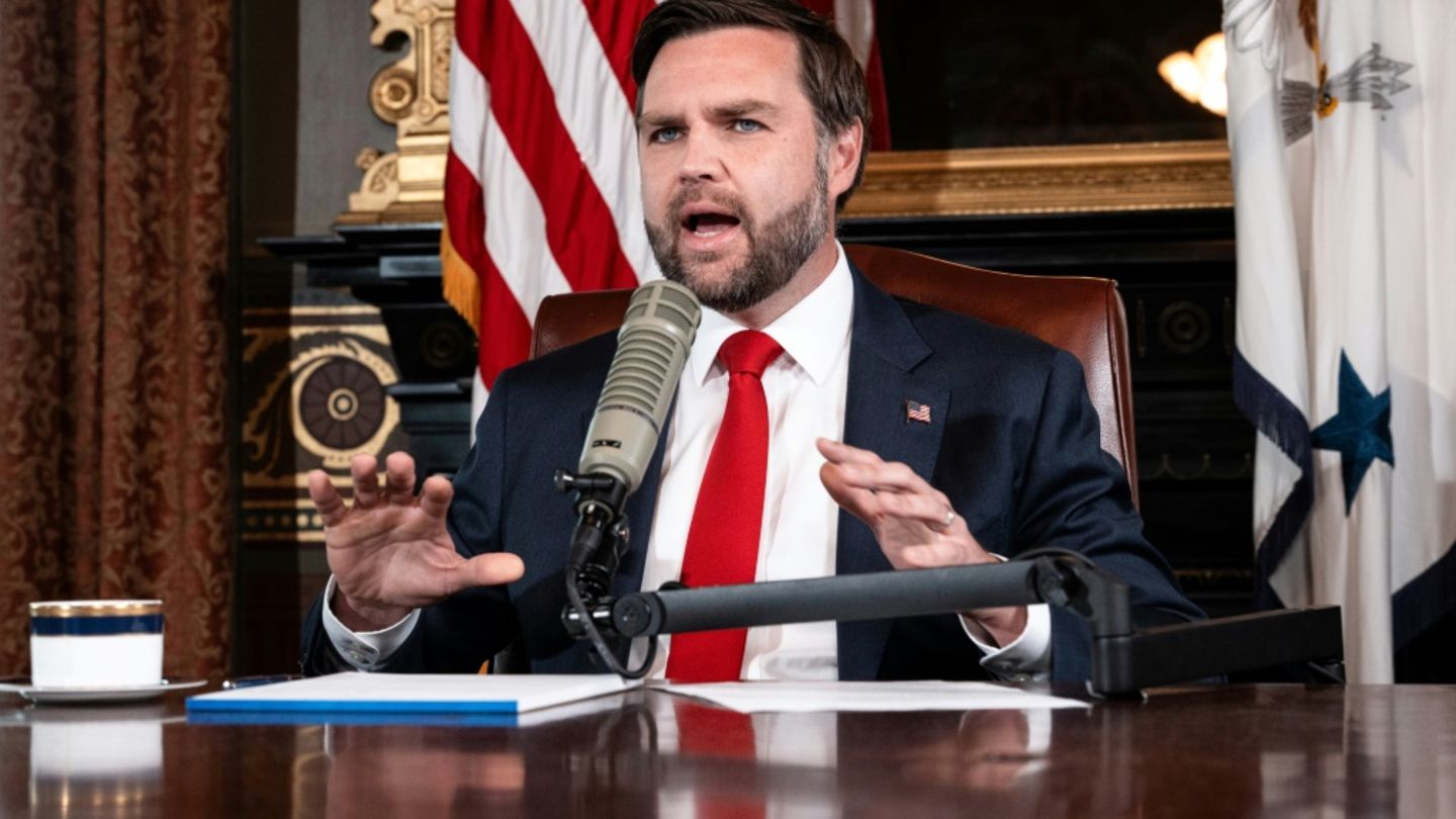 Vizepräsident JD Vance moderiert die "Charlie Kirk Show"