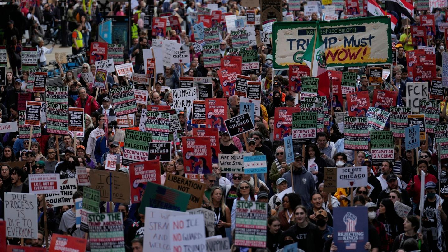 Am Wochenende hatten Menschen in Chicago bereits gegen Trumps Pläne protestiert. Foto: Carolyn Kaster/AP/dpa