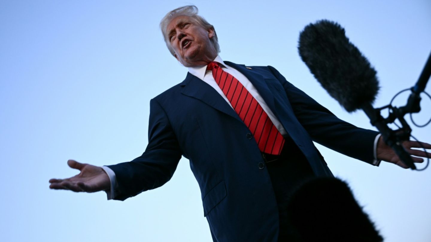 US-Präsident Donald Trump vor einem Mikrofon