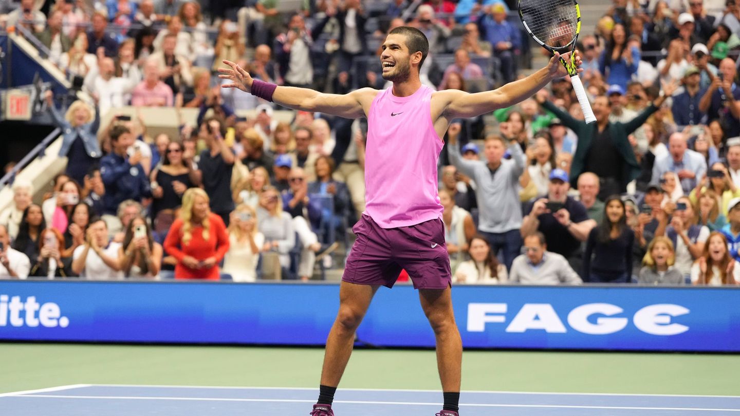 Carlos Alcaraz jubelt über seinen Titel. Foto: Kirsty Wigglesworth/AP/dpa