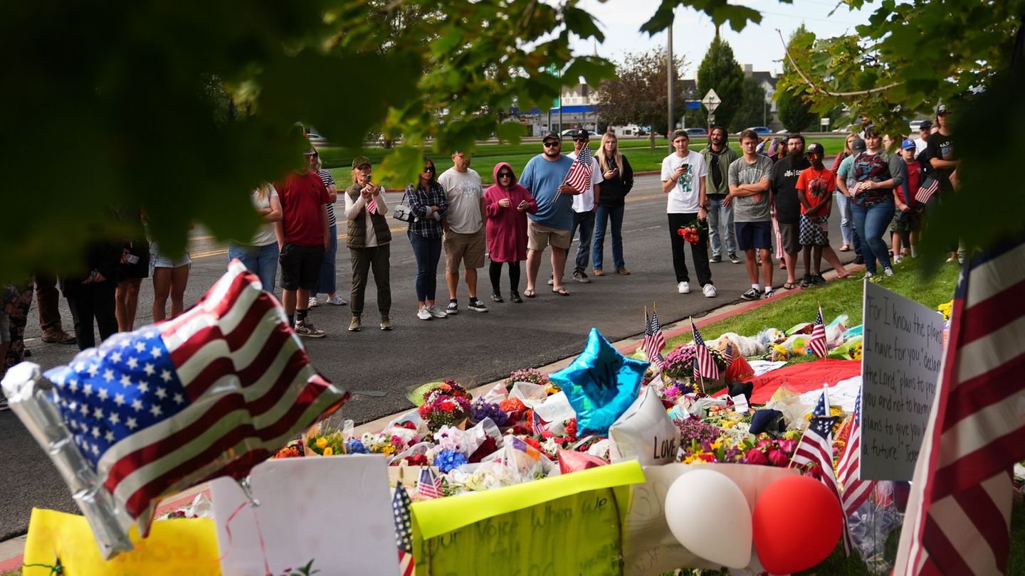 Trauernde kommen zum Tatort. Foto: Lindsey Wasson/AP/dpa