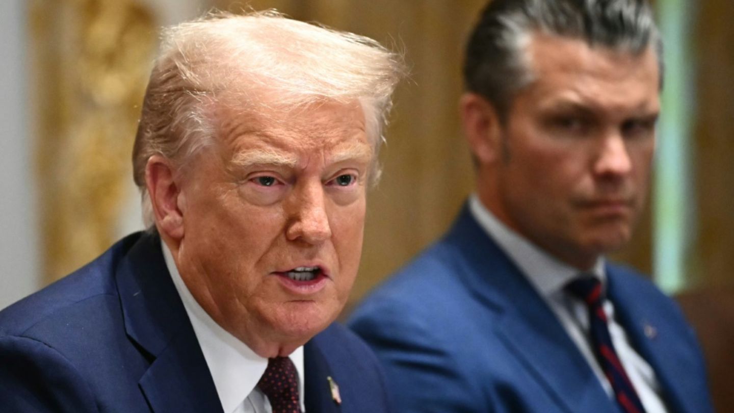 Donald Trump (l.) und Pete Hegseth im August