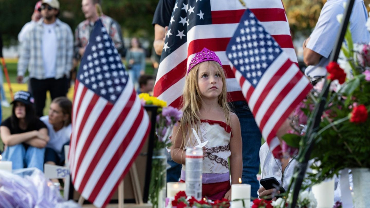 Mädchen vor improvisierter Gedenkstätte für Kirk