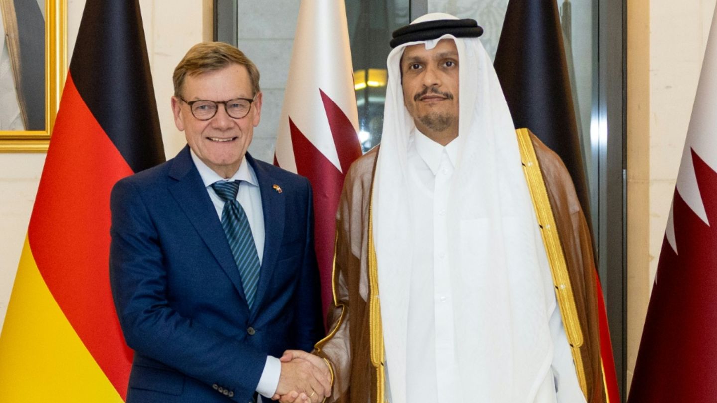 Wadephul (l.) mit dem katarischen Außenminister in Doha
