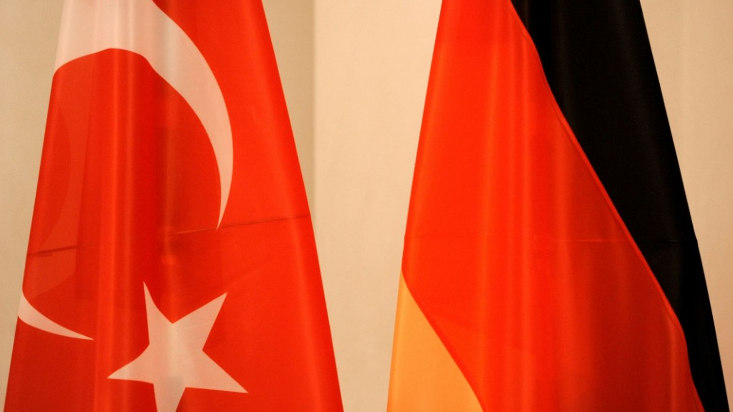 Flaggen der Türkei und Deutschlands (Archivfoto)