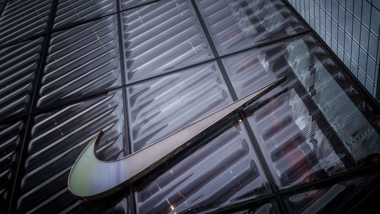 Das Nike-Geschäft erholt sich - doch die Belastung durch die US-Zölle wird größer. (Archivbild) Foto: Michael Kappeler/dpa
