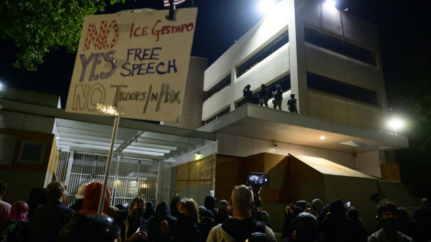 Protest vor Sitz der Einwanderungspolizei ICE in Portland