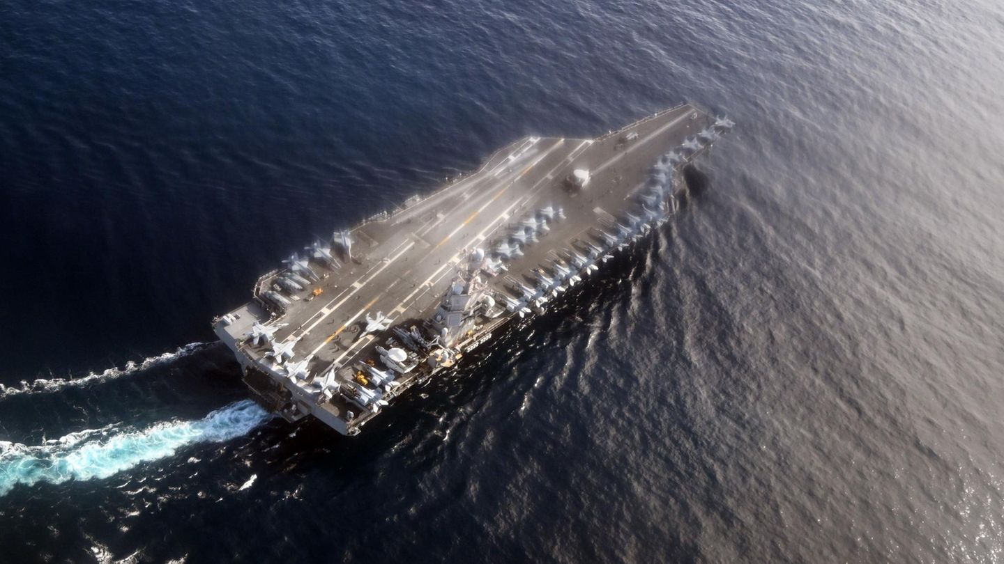 Der US-Flugzeugträger "USS Gerald R. Ford" fährt durch die Nordsee