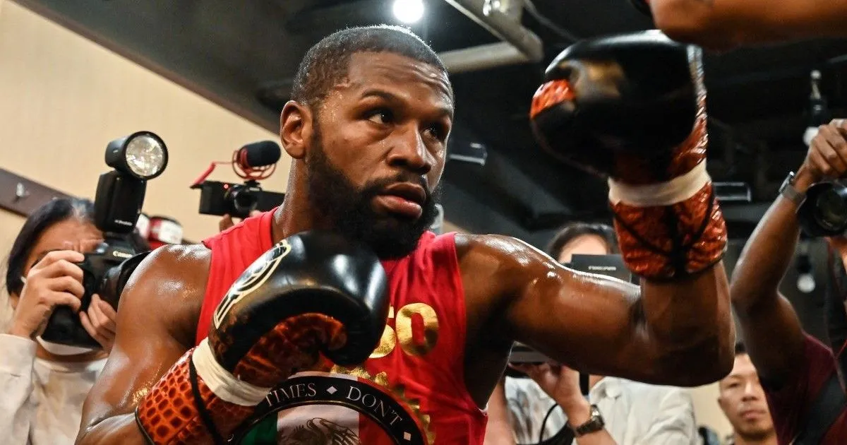 Floyd Mayweather comes out of retirement and announces his return to professional boxing