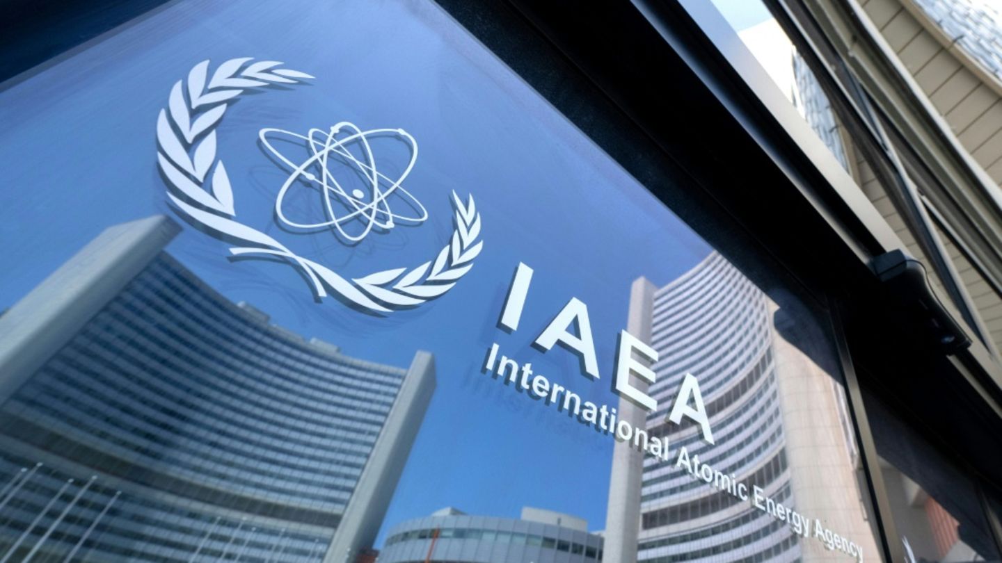 Logo der IAEA an ihrem Sitz in Wien