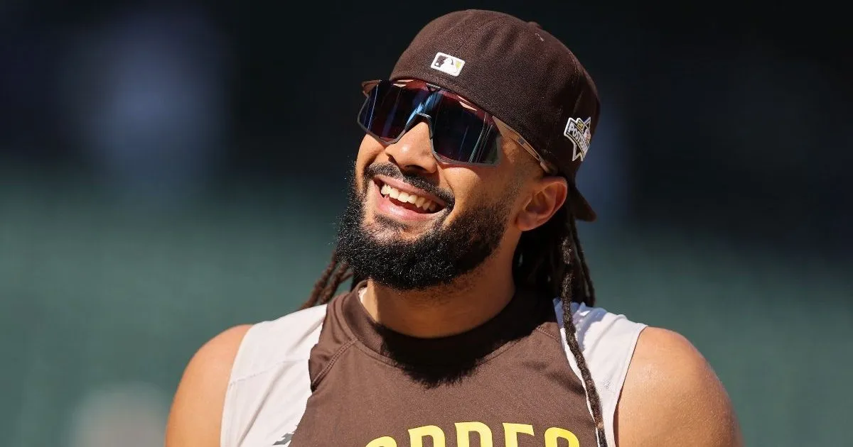 They report that the Padres are close to being sold for a record amount for the MLB