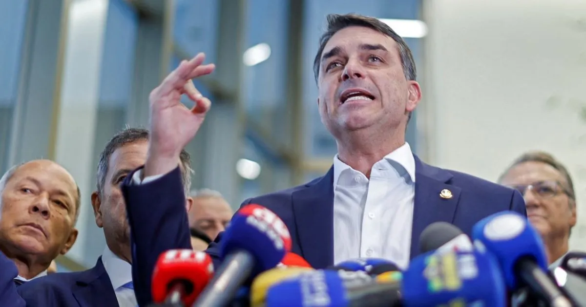 Presidential candidate Flávio Bolsonaro assures that he wears a bulletproof vest for fear of attacks