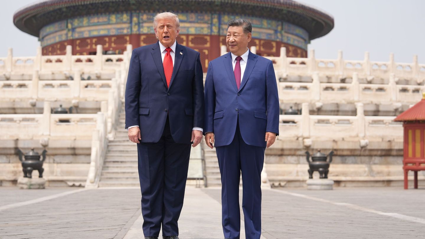 Nach den ersten Gesprächen zeigte Xi Trump den Himmelstempel in Peking. Foto: Mark Schiefelbein/AP/dpa