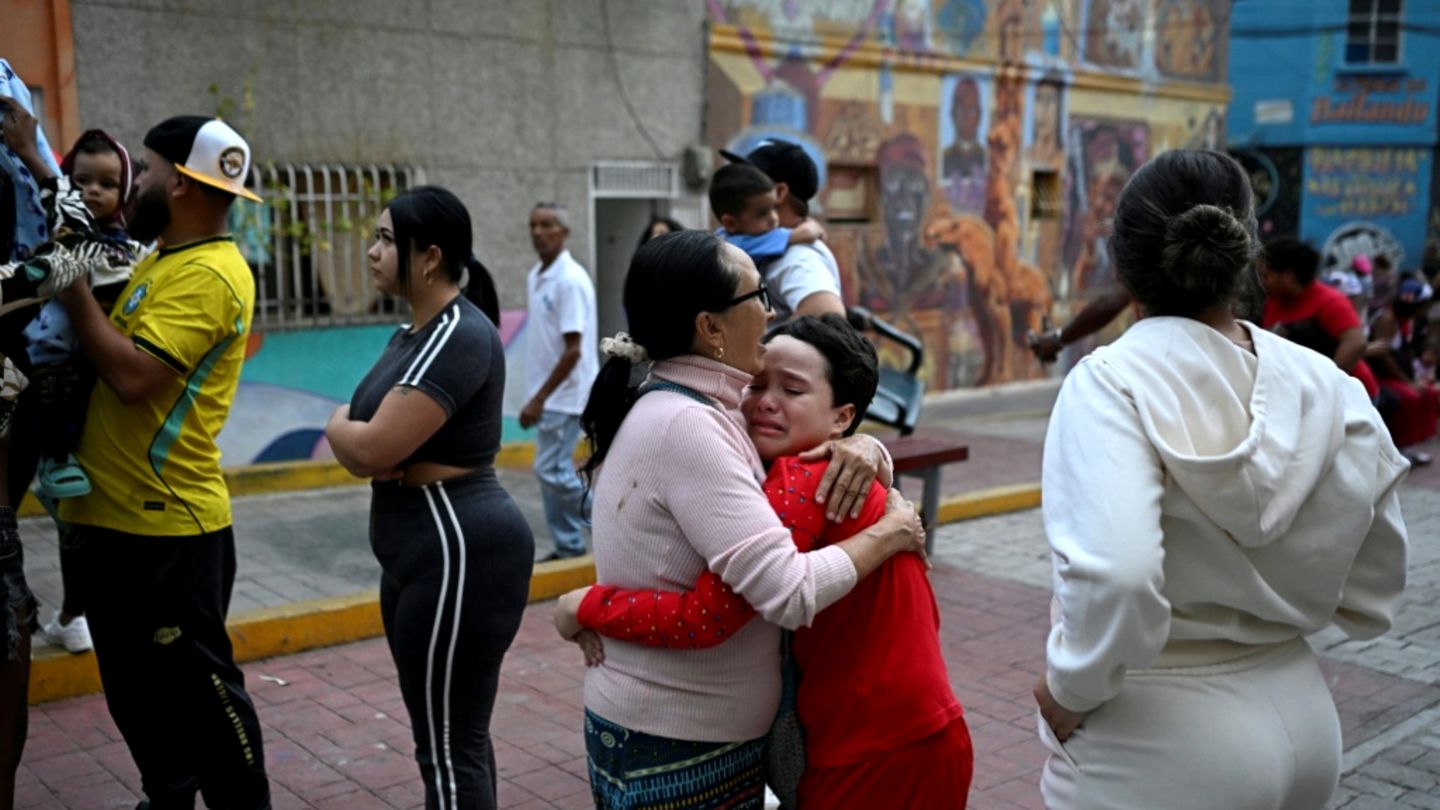 Ins Freie geflüchtete Bewohner in Venezuelas Hauptstadt Caracas