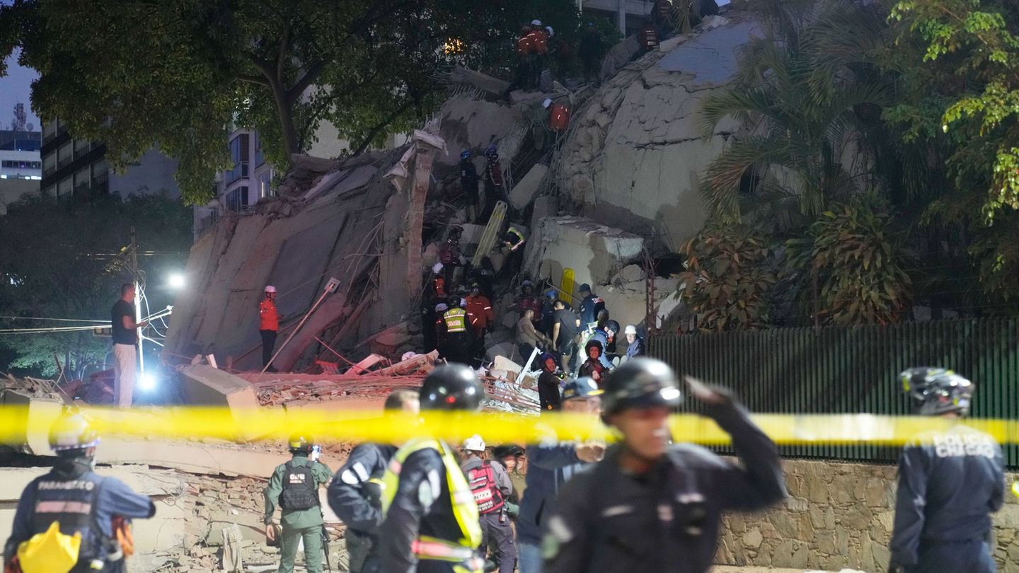Rettungskräfte durchsuchten nach dem Erdbeben die Trümmer. Foto: Ariana Cubillos/AP/dpa