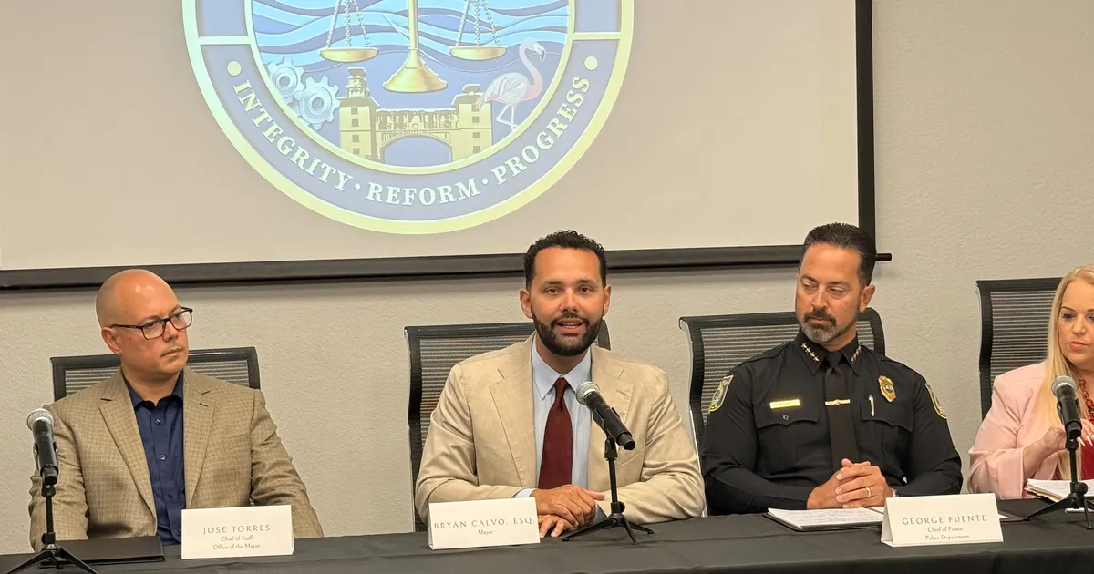 Hialeah opens the doors of its cabinet in an unprecedented exercise of transparency