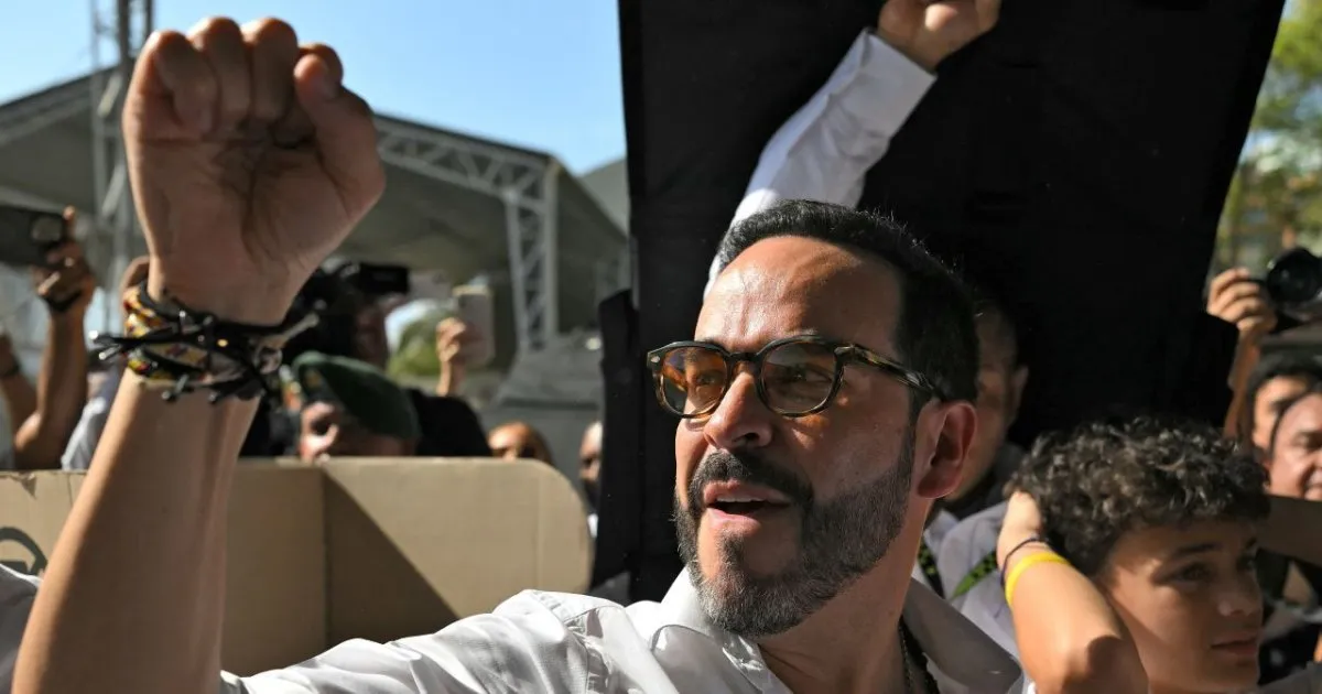 Abelardo De la Espriella eliminates several agencies of the Presidency and ends the peace commissioner