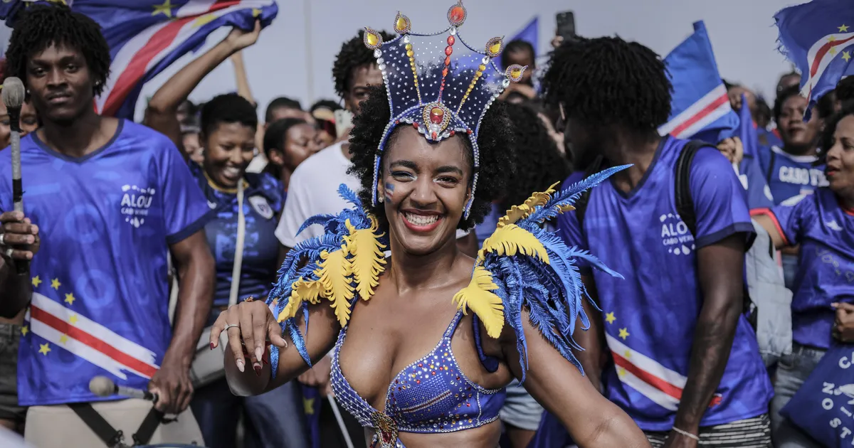 Cape Verde welcomes soccer team with carnival parade