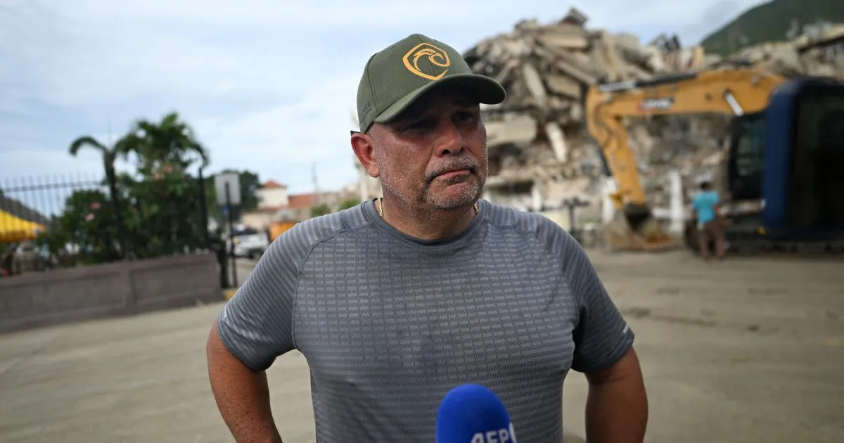 Ex-grandeliga Eliézer Alfonzo searches for his wife and daughter in the rubble after earthquakes in Venezuela