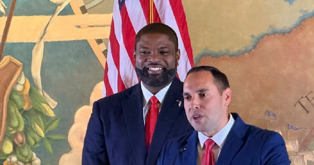Byron Donalds chooses Cuban-American Bryan Ávila as his running mate