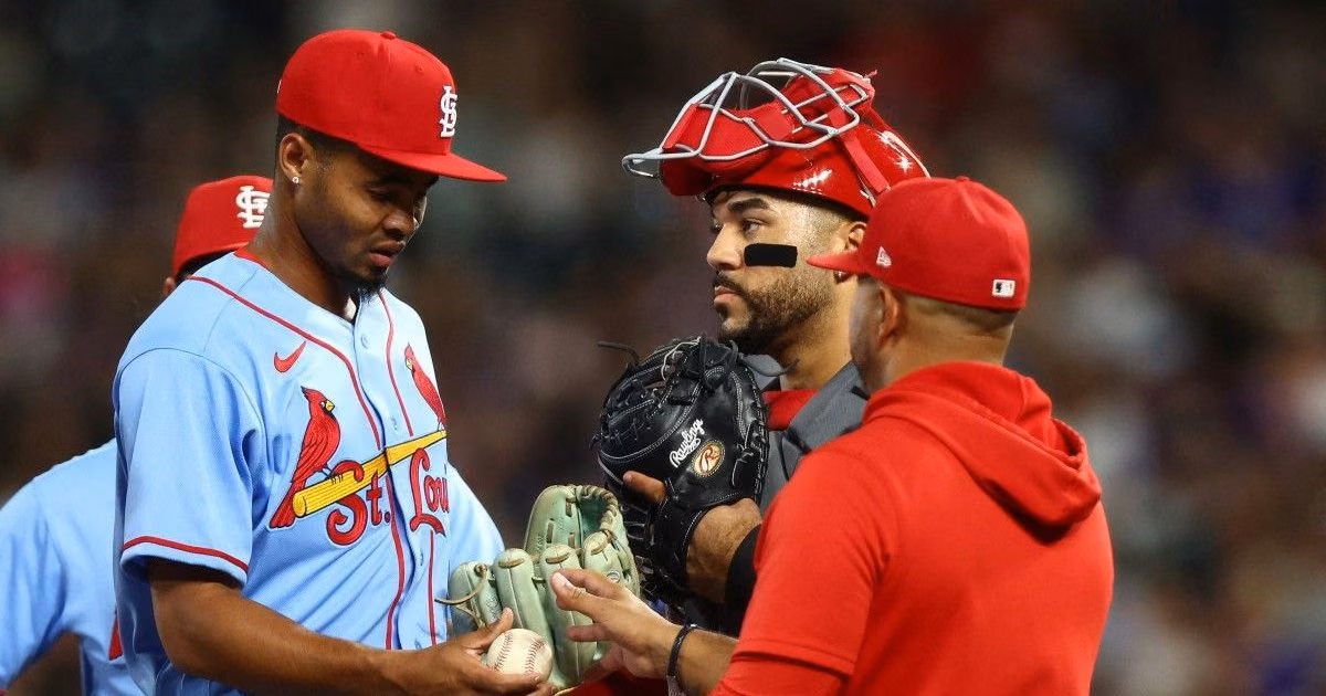 A cap sparks controversy between the St. Louis Cardinals and an umpire in Hancel Rincón's debut